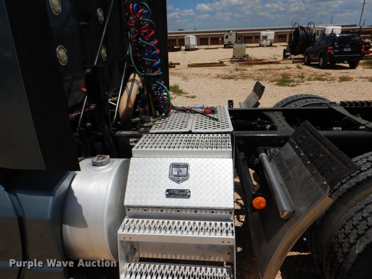 image for item DJ0750 2012 Kenworth T700  semi truck