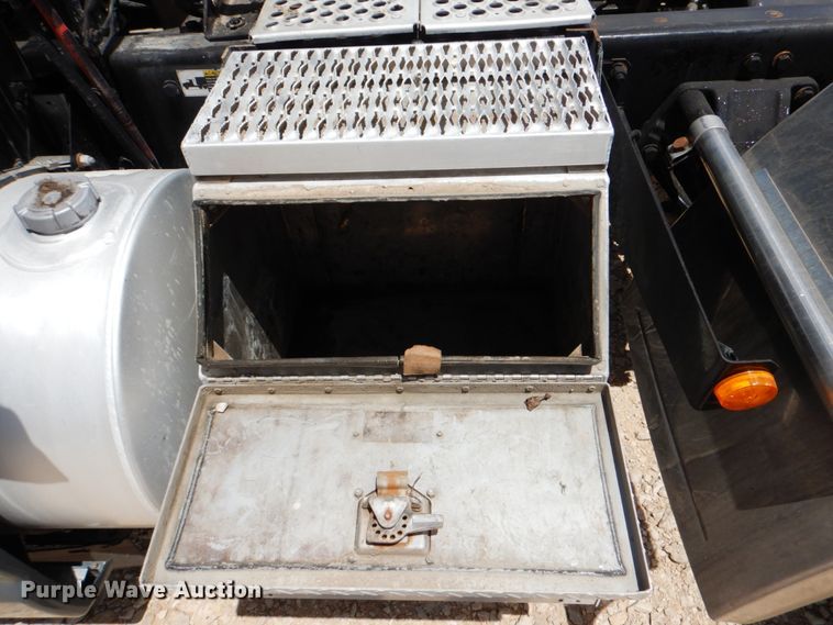 image for item DJ0750 2012 Kenworth T700  semi truck