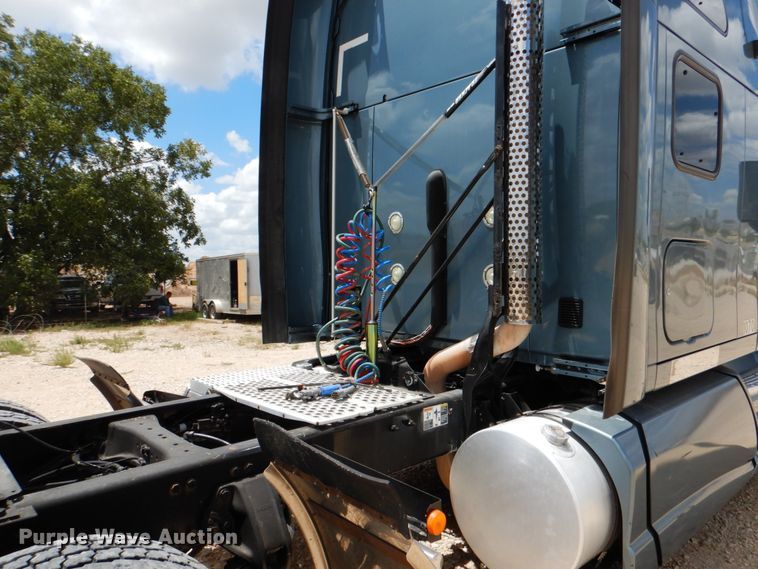 image for item DJ0750 2012 Kenworth T700  semi truck