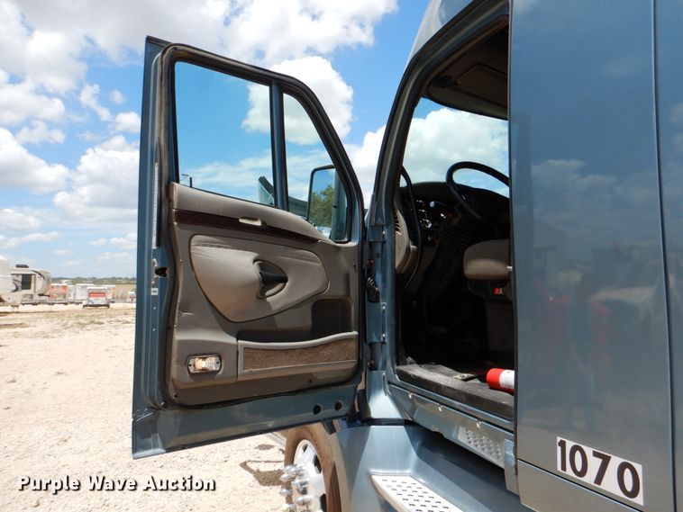 image for item DJ0750 2012 Kenworth T700  semi truck