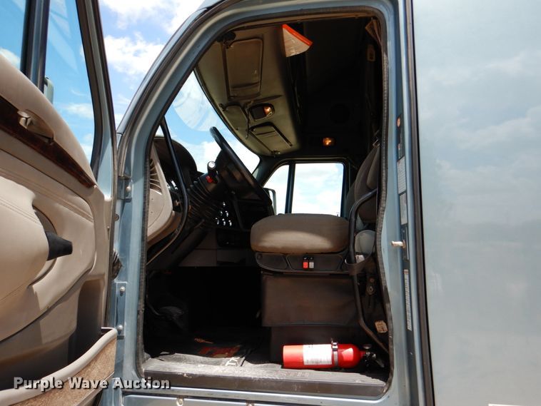 image for item DJ0750 2012 Kenworth T700  semi truck