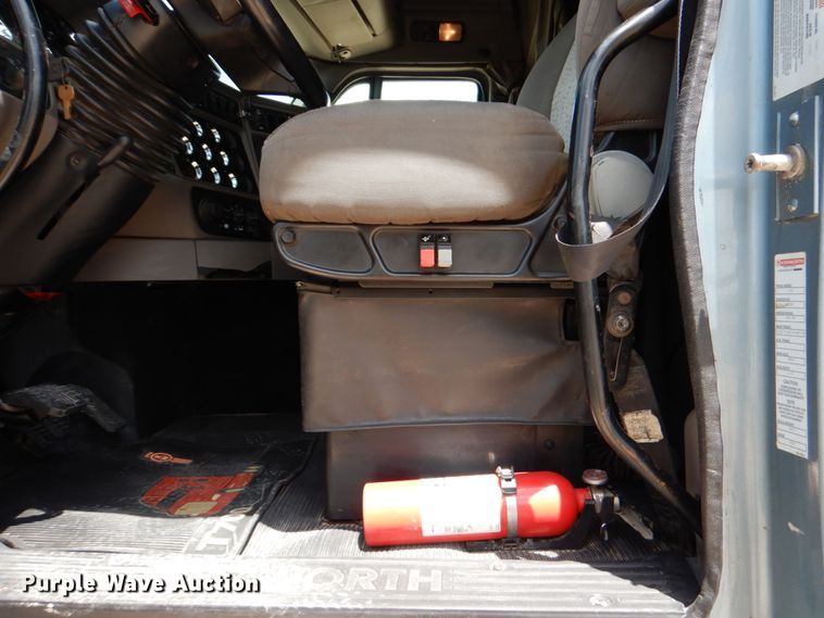 image for item DJ0750 2012 Kenworth T700  semi truck