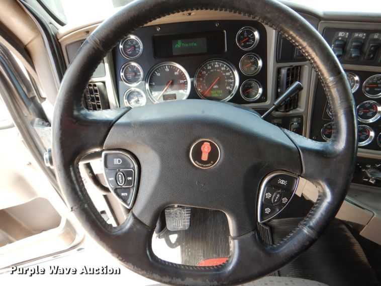 image for item DJ0750 2012 Kenworth T700  semi truck