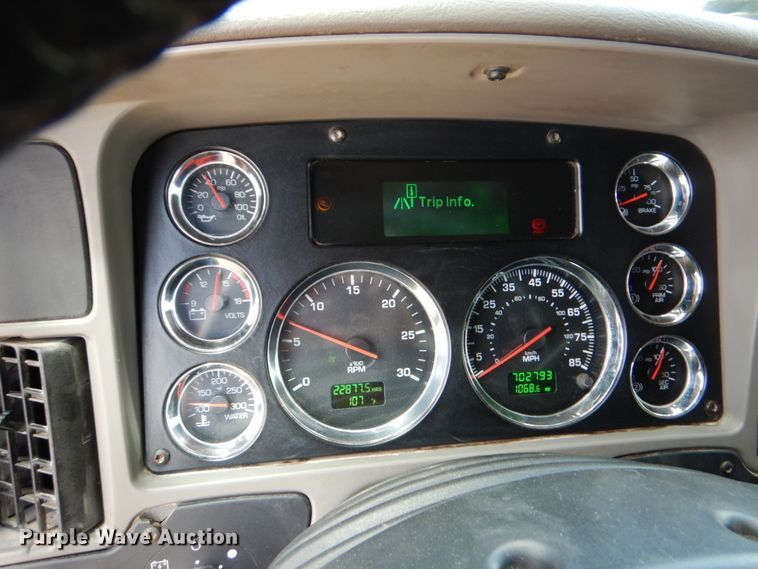 image for item DJ0750 2012 Kenworth T700  semi truck