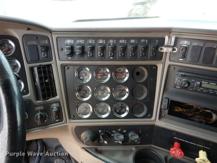 image for item DJ0750 2012 Kenworth T700  semi truck