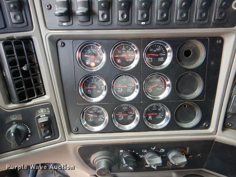 image for item DJ0750 2012 Kenworth T700  semi truck