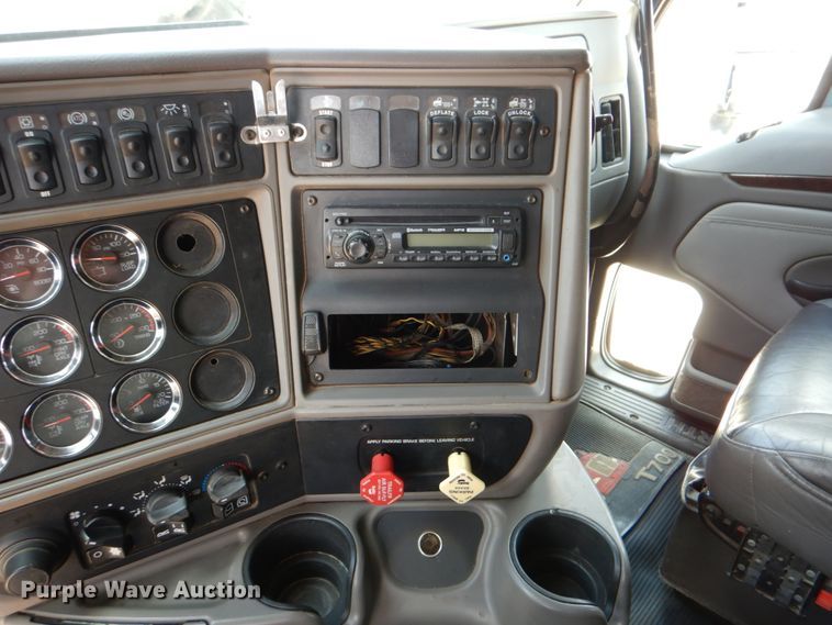 image for item DJ0750 2012 Kenworth T700  semi truck