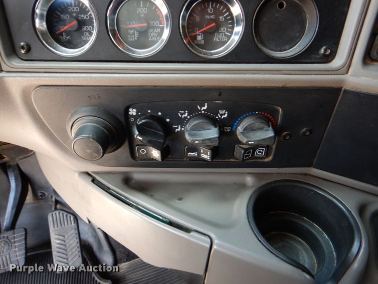 image for item DJ0750 2012 Kenworth T700  semi truck