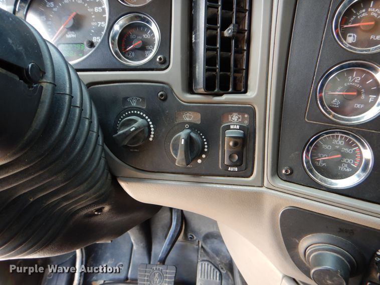 image for item DJ0750 2012 Kenworth T700  semi truck