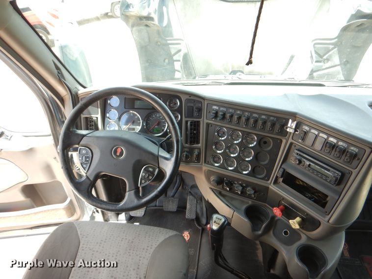 image for item DJ0750 2012 Kenworth T700  semi truck