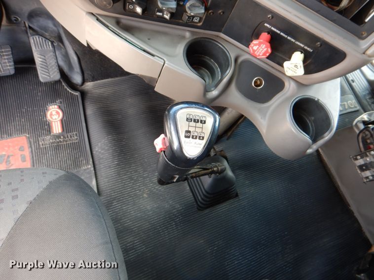 image for item DJ0750 2012 Kenworth T700  semi truck