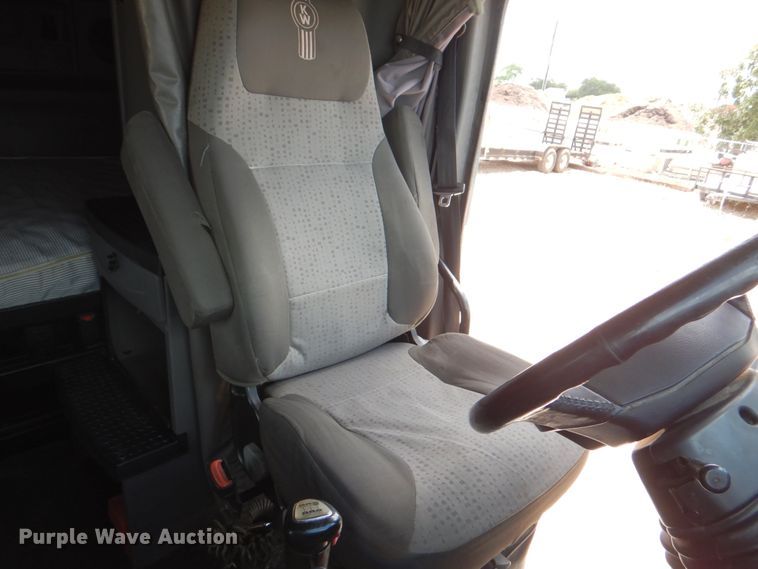 image for item DJ0750 2012 Kenworth T700  semi truck