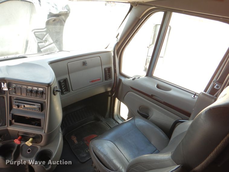 image for item DJ0750 2012 Kenworth T700  semi truck