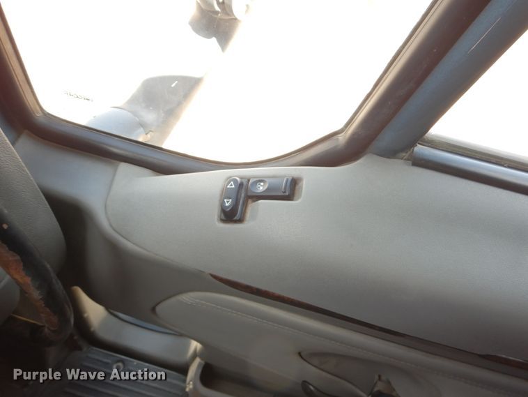 image for item DJ0750 2012 Kenworth T700  semi truck