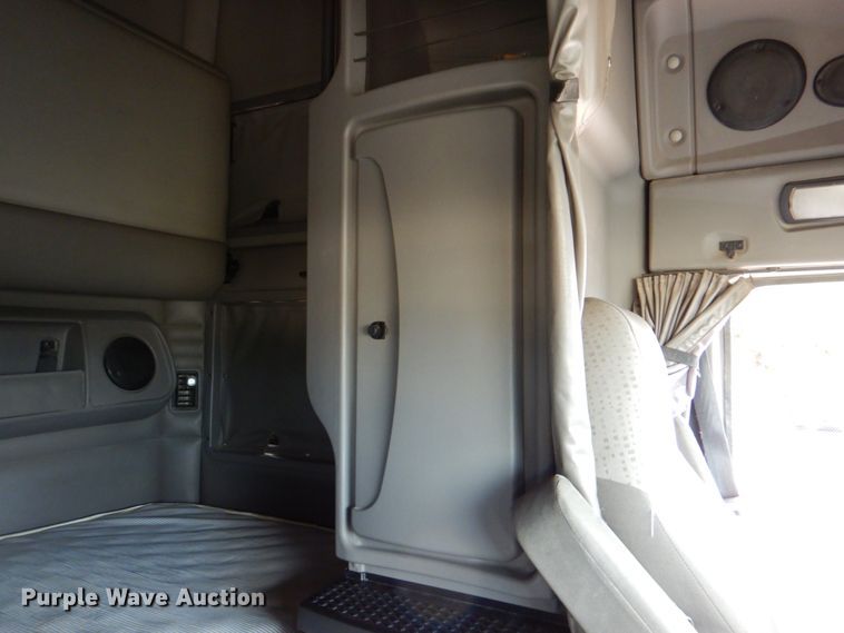 image for item DJ0750 2012 Kenworth T700  semi truck