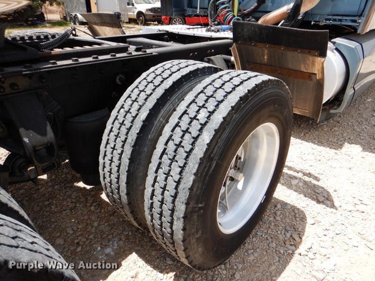 image for item DJ0750 2012 Kenworth T700  semi truck