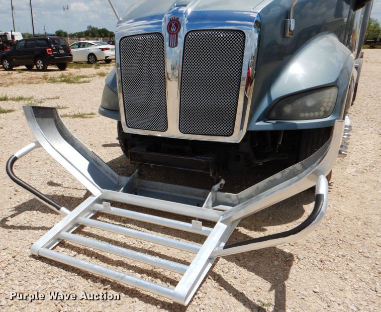 image for item DJ0750 2012 Kenworth T700  semi truck