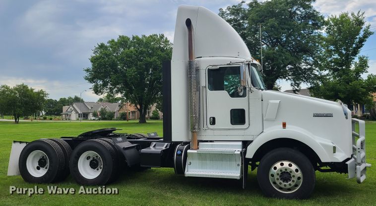image for item EZ9122 2013 Kenworth T800  semi truck