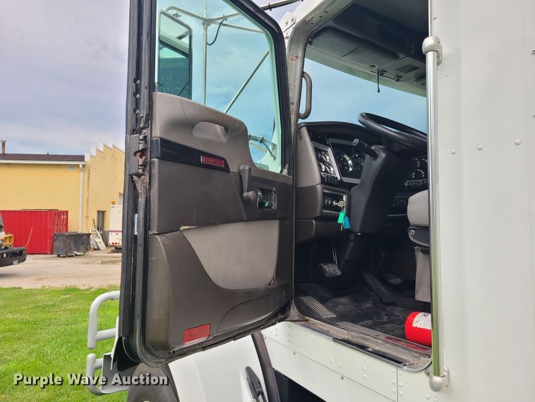 image for item EZ9122 2013 Kenworth T800  semi truck