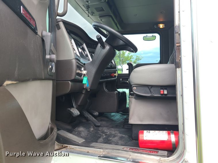 image for item EZ9122 2013 Kenworth T800  semi truck