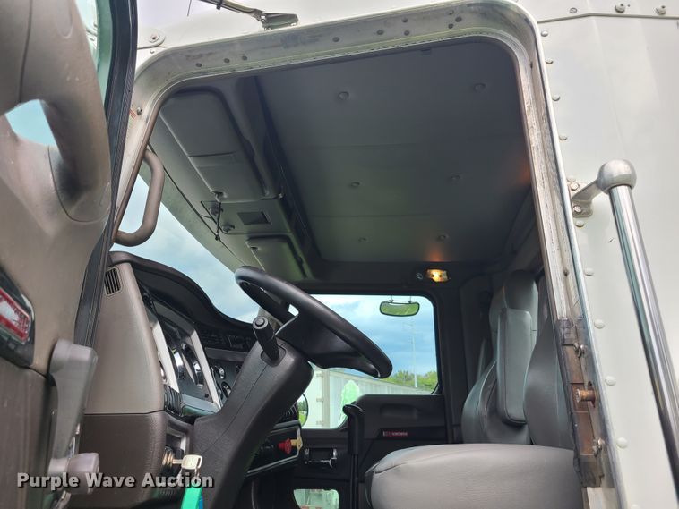 image for item EZ9122 2013 Kenworth T800  semi truck