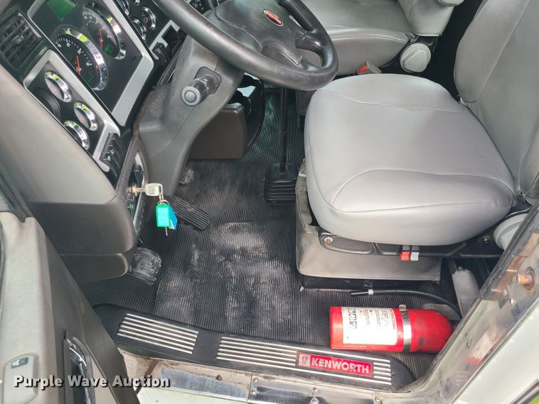image for item EZ9122 2013 Kenworth T800  semi truck