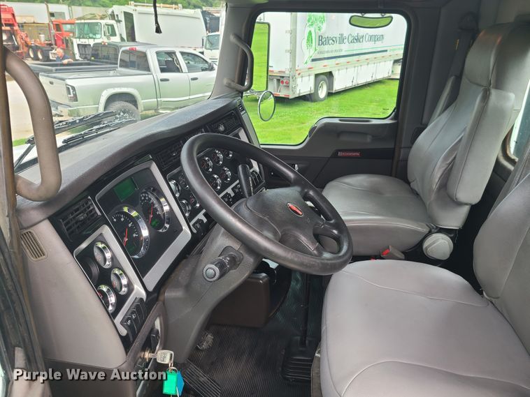 image for item EZ9122 2013 Kenworth T800  semi truck