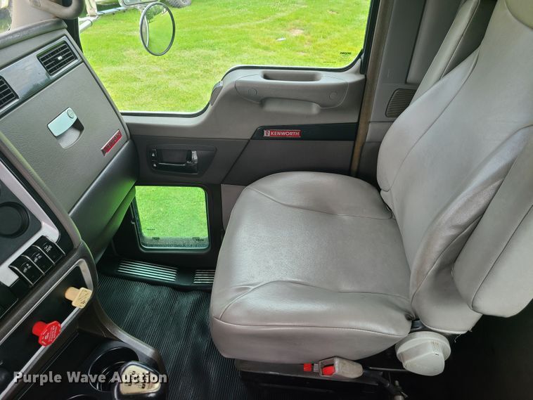 image for item EZ9122 2013 Kenworth T800  semi truck