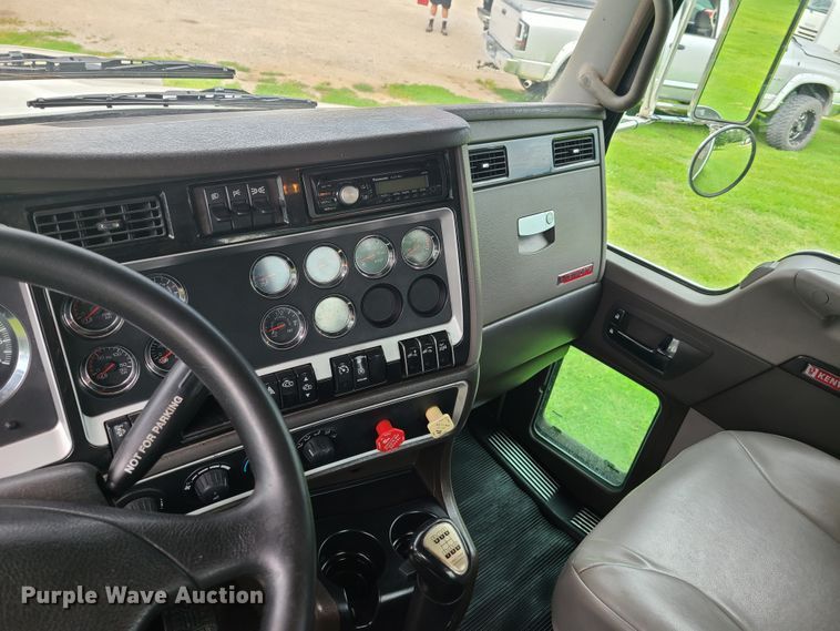 image for item EZ9122 2013 Kenworth T800  semi truck