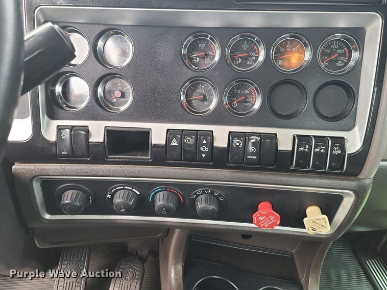 image for item EZ9122 2013 Kenworth T800  semi truck