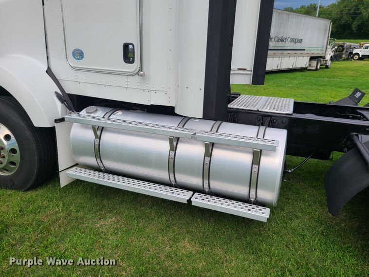 image for item EZ9122 2013 Kenworth T800  semi truck