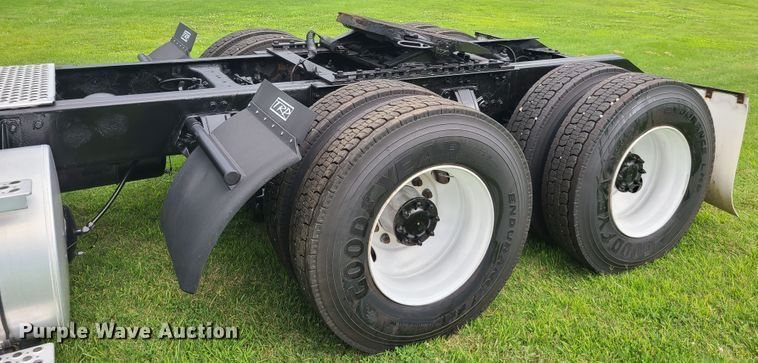 image for item EZ9122 2013 Kenworth T800  semi truck