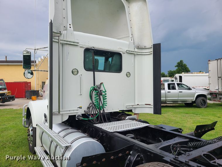 image for item EZ9122 2013 Kenworth T800  semi truck