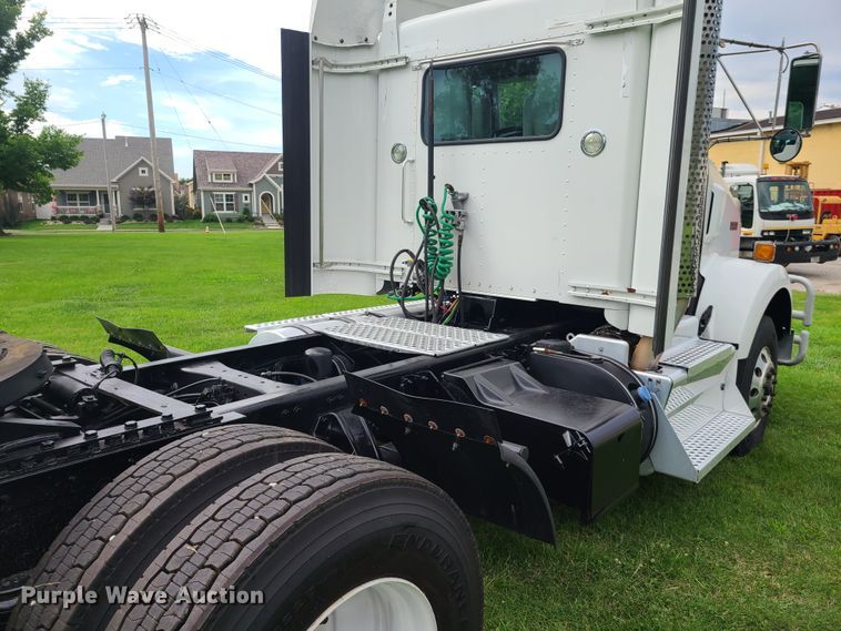 image for item EZ9122 2013 Kenworth T800  semi truck