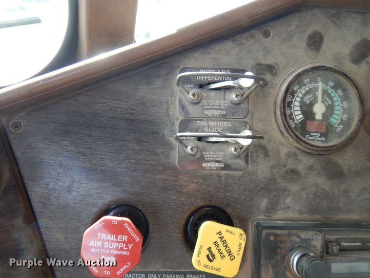 image for item FN9320 1986 Freightliner FLC  semi truck