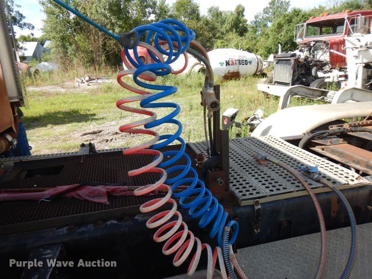 image for item FN9320 1986 Freightliner FLC  semi truck