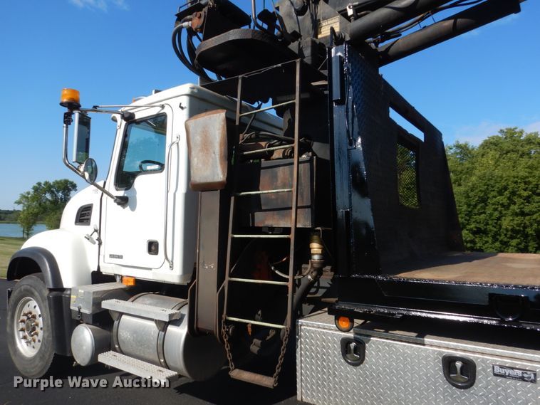 image for item FT9022 2005 Mack Granite  grapple truck