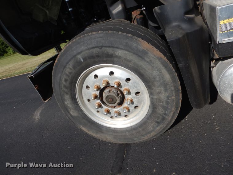 image for item FT9022 2005 Mack Granite  grapple truck