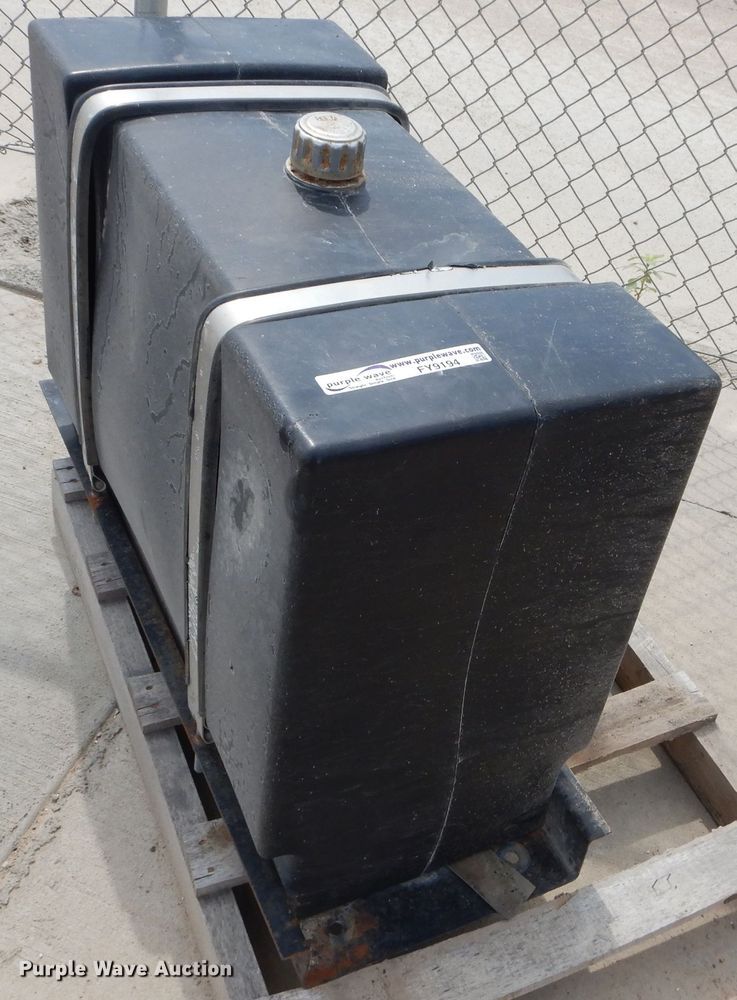 Plastic hydraulic tank in Manhattan, KS Item FY9194 sold Purple Wave