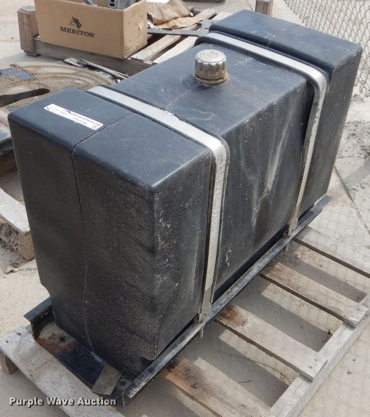 Plastic hydraulic tank in Manhattan, KS Item FY9194 sold Purple Wave