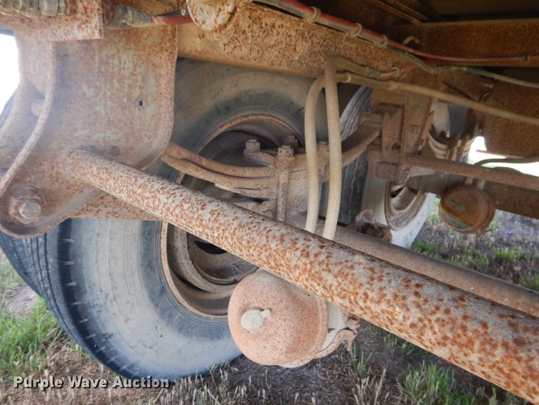 image for item GE9456 1991 Barrett 90L6369 Cattle Pot livestock trailer