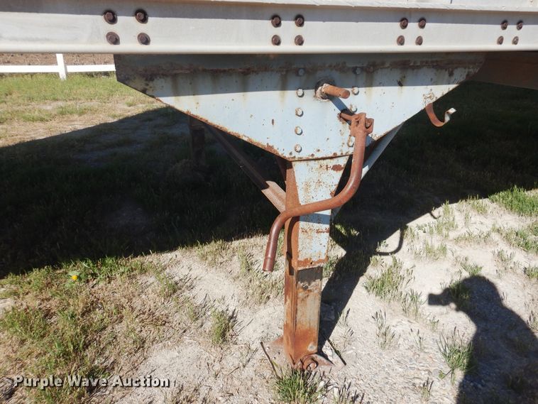 image for item GE9456 1991 Barrett 90L6369 Cattle Pot livestock trailer