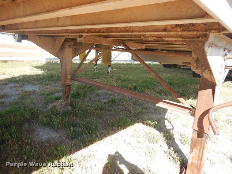 image for item GE9456 1991 Barrett 90L6369 Cattle Pot livestock trailer