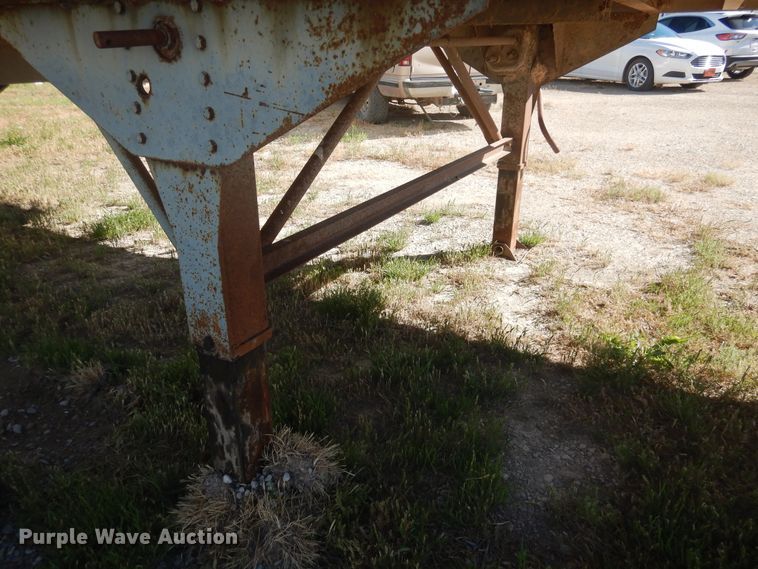 image for item GE9456 1991 Barrett 90L6369 Cattle Pot livestock trailer