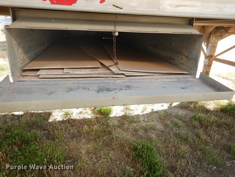 image for item GE9456 1991 Barrett 90L6369 Cattle Pot livestock trailer