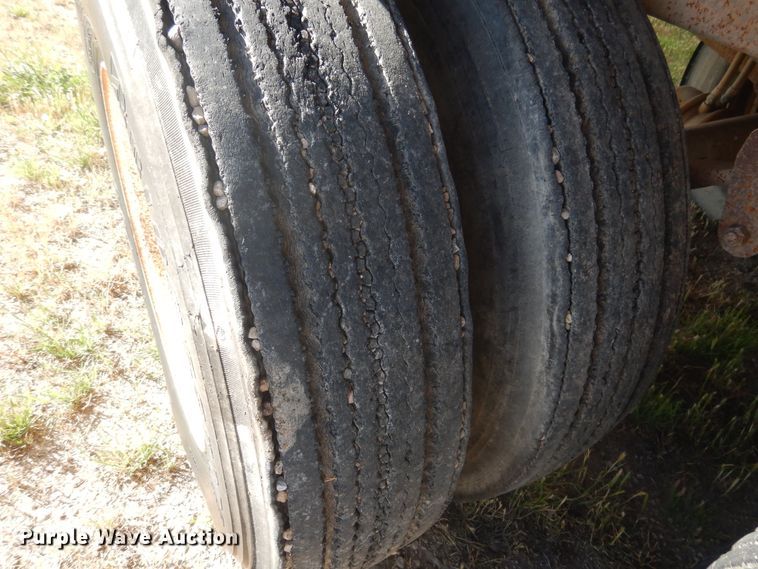 image for item GE9456 1991 Barrett 90L6369 Cattle Pot livestock trailer