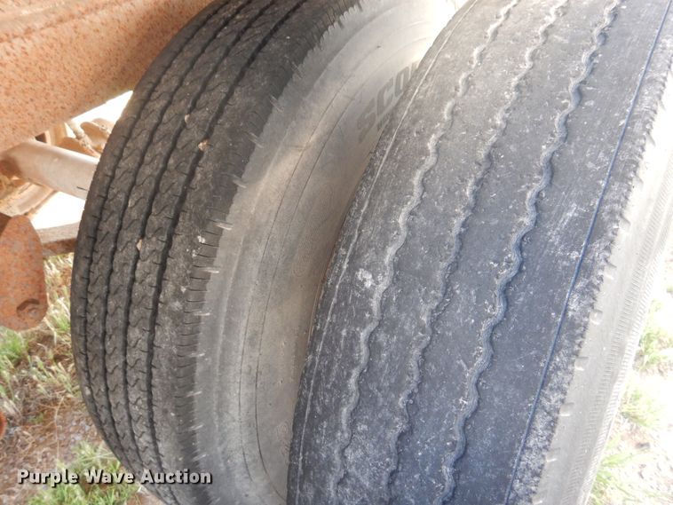 image for item GE9456 1991 Barrett 90L6369 Cattle Pot livestock trailer