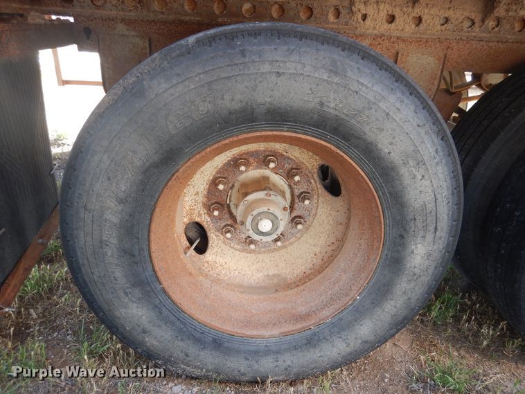 image for item GE9456 1991 Barrett 90L6369 Cattle Pot livestock trailer