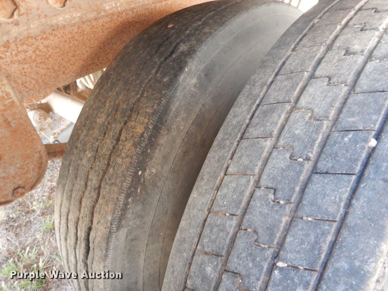 image for item GE9456 1991 Barrett 90L6369 Cattle Pot livestock trailer