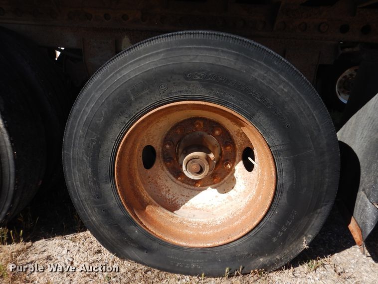 image for item GE9456 1991 Barrett 90L6369 Cattle Pot livestock trailer